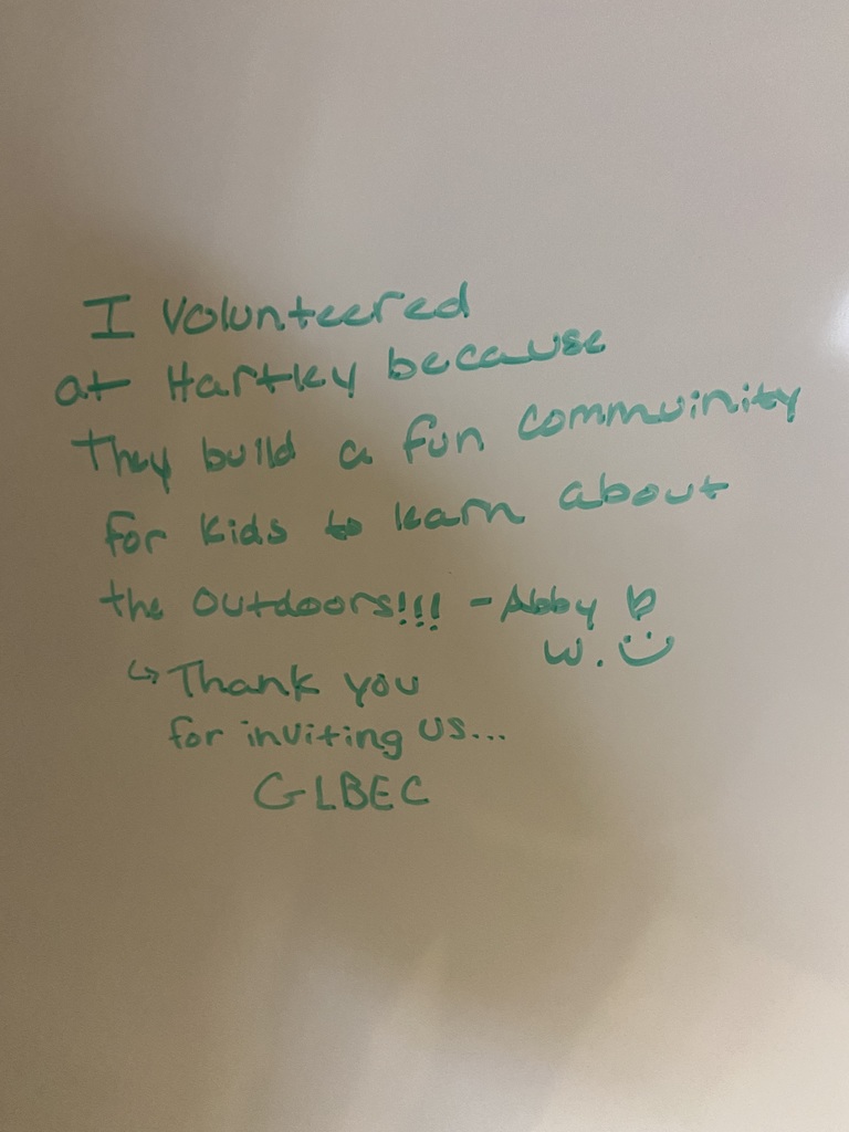 writin gon board about volunteering